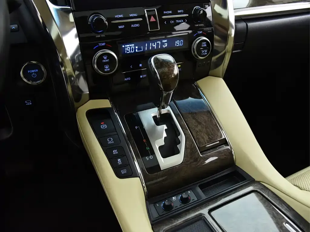 Toyota Alphard — фото 8