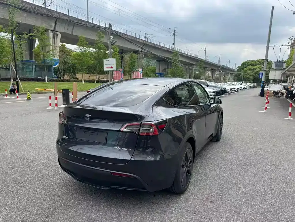 Tesla Model Y — фото 7