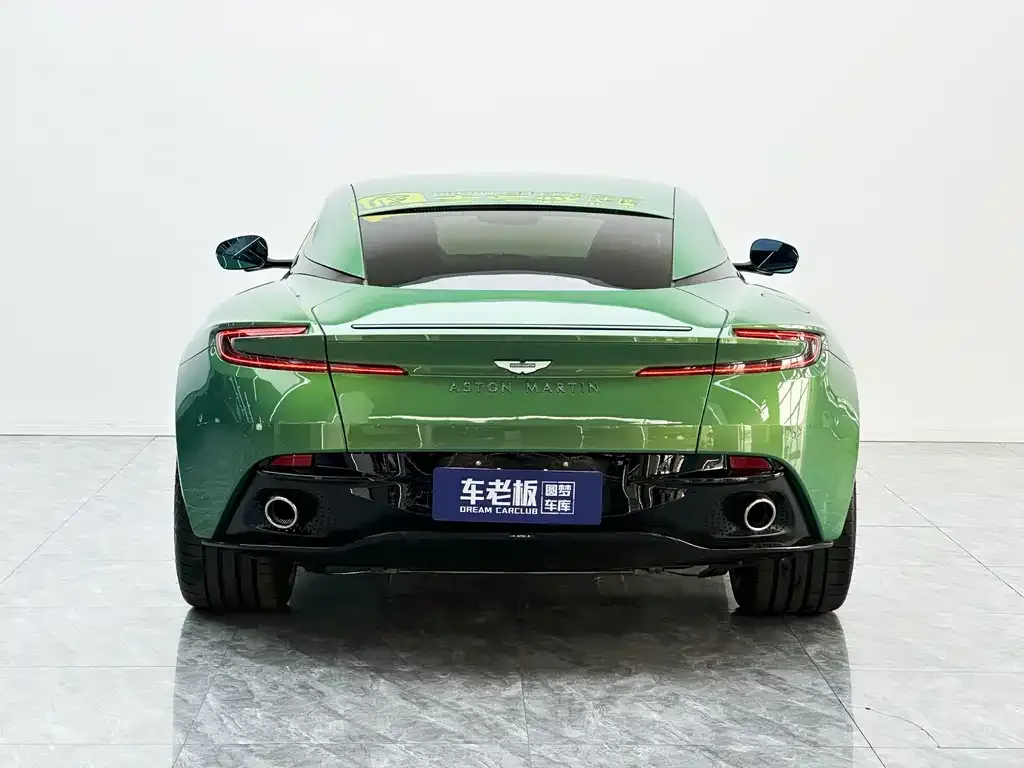 Aston Martin DB12 — фото 6