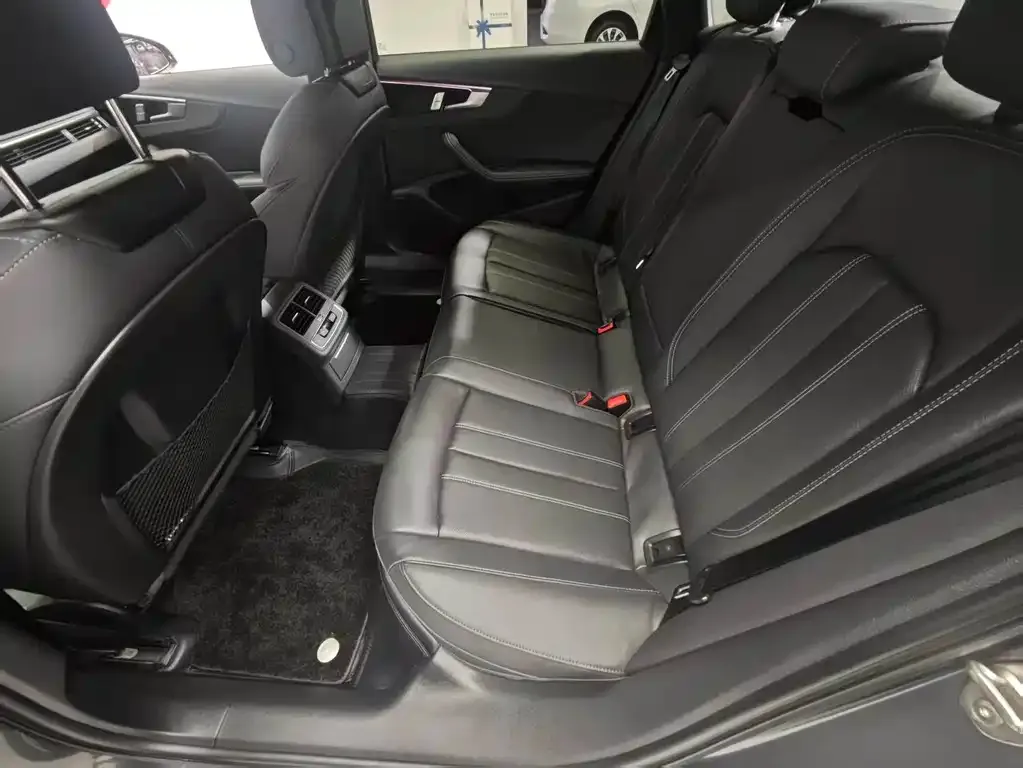 Audi A4L 2022 из CN, фото 5