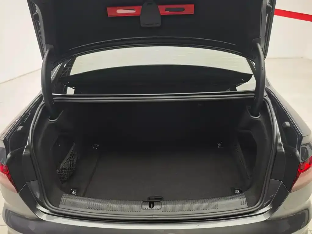 Audi A4L 2022 из CN, фото 4
