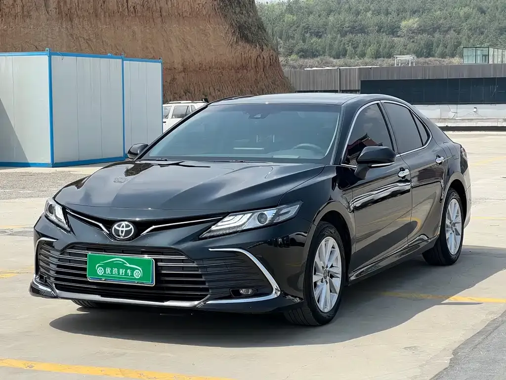 Toyota Camry — фото 1