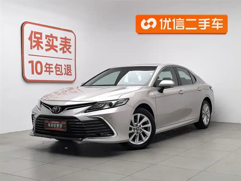 Toyota Camry — фото 1