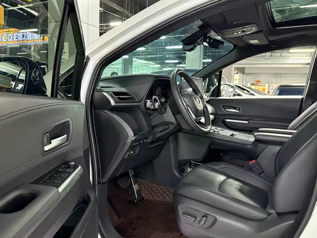 Toyota Sienna 2025 из CN, фото 3