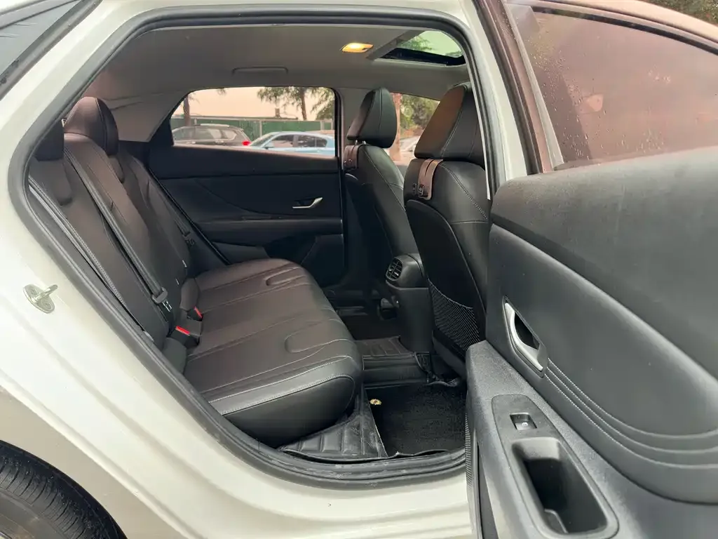 Hyundai Elantra 2023 из CN, фото 2
