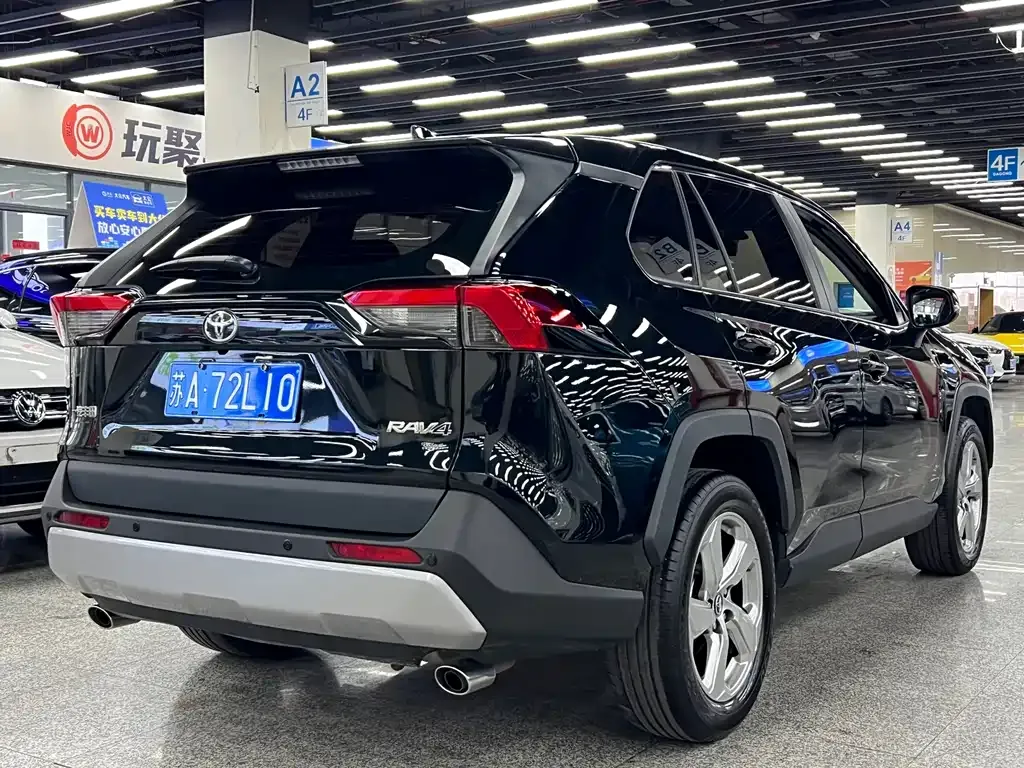 Toyota RAV4 — фото 10