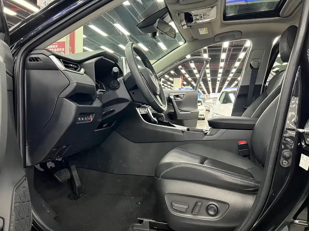 Toyota RAV4 — фото 7