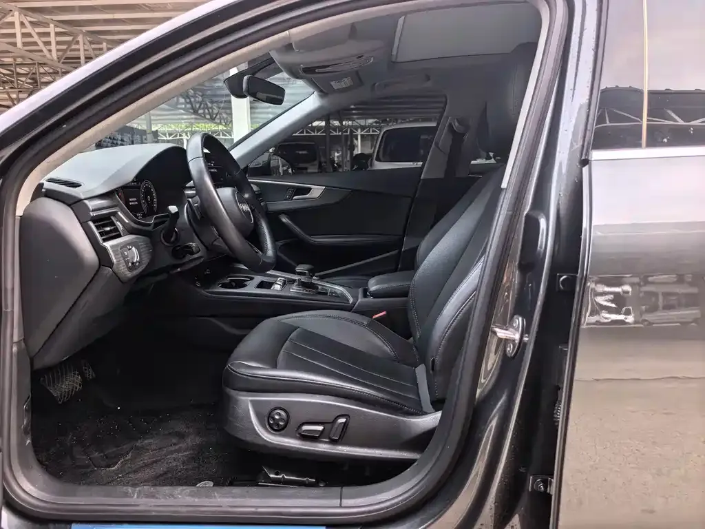 Audi A4L 2023 из CN, фото 2