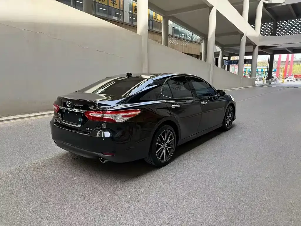 Toyota Camry — фото 9