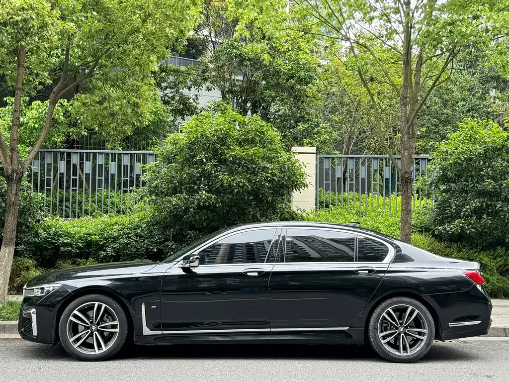 BMW 7 Series — фото 10