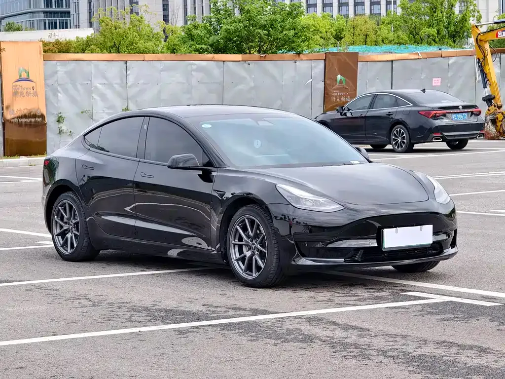 Tesla Model 3 — фото 10
