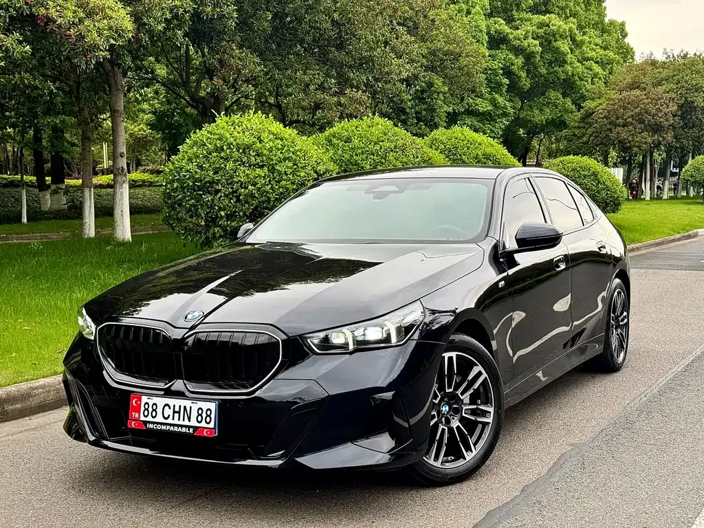 BMW 5 Series — фото 1