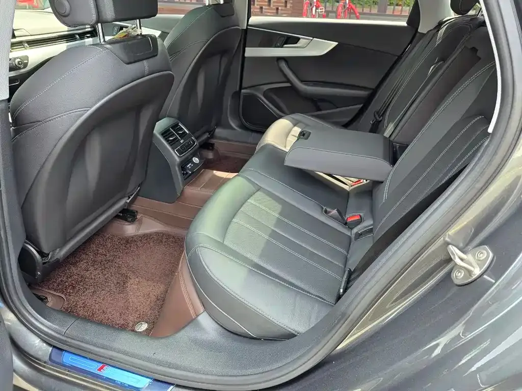Audi A4L 2021 из CN, фото 6
