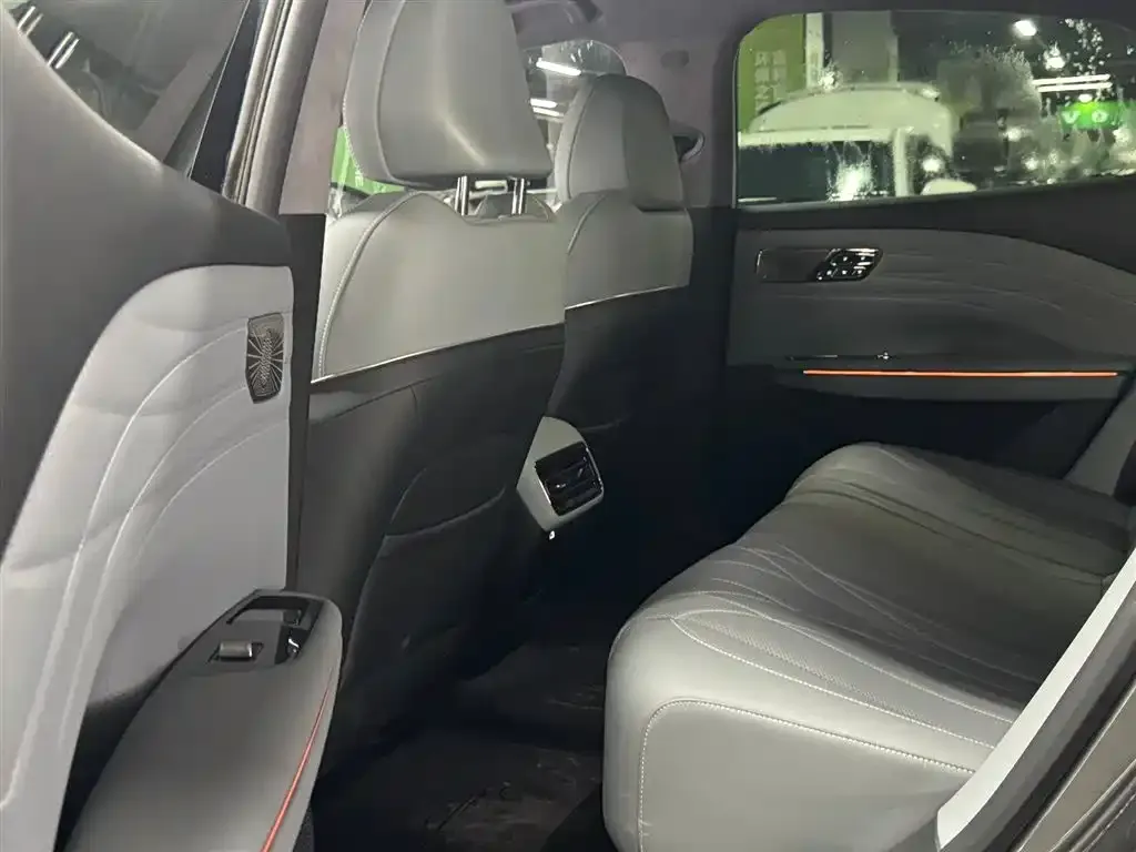 Geely Galaxy E8 — фото 10
