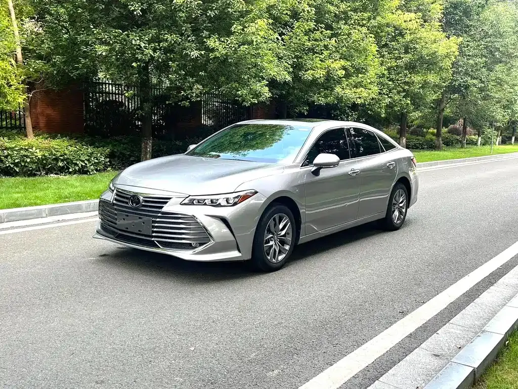 Toyota Avalon — фото 1