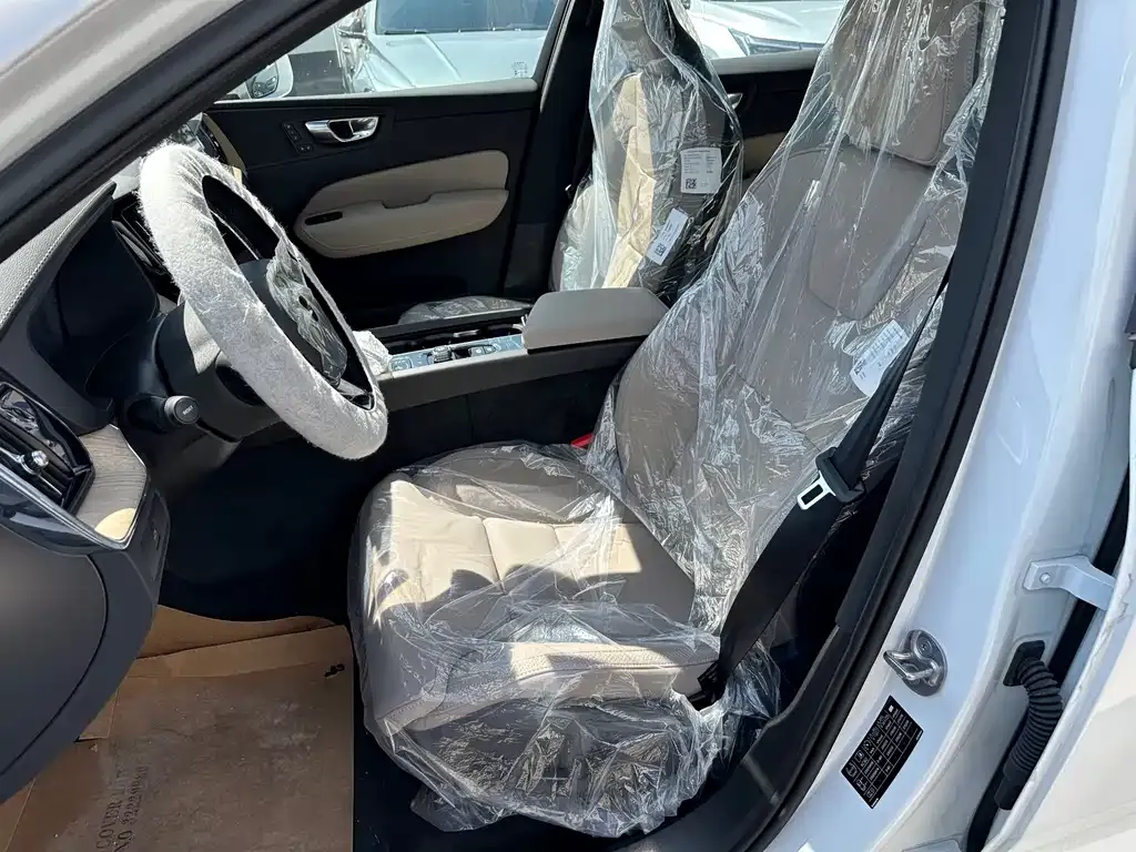 Volvo XC60 — фото 10