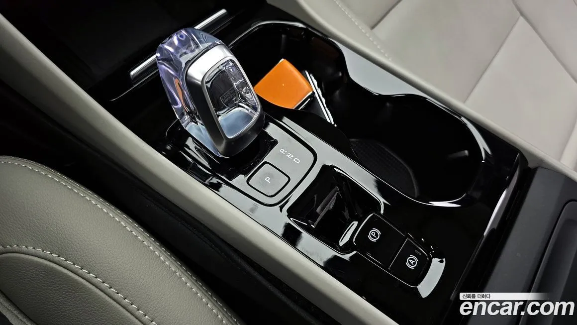 Volvo XC40 — фото 10