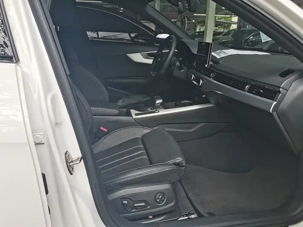 Audi A4L 2023 из CN, фото 2