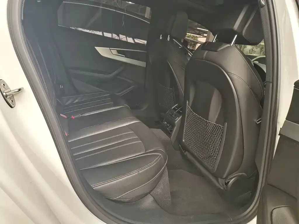 Audi A4L 2023 из CN, фото 5
