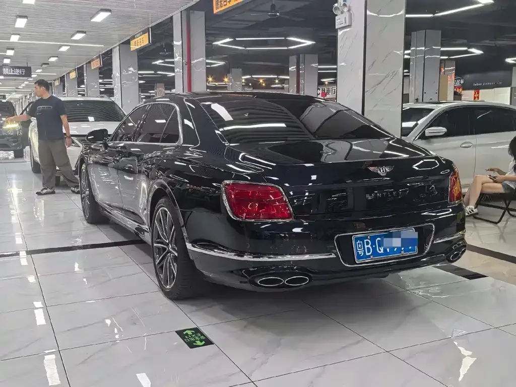 Bentley Flying Spur — фото 4