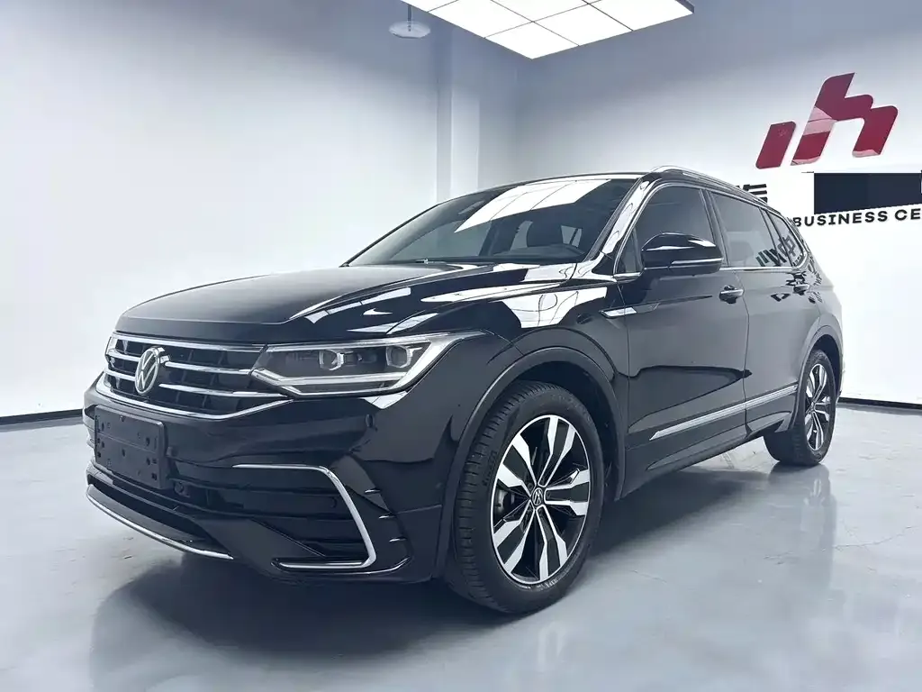 Volkswagen Tiguan L — фото 1