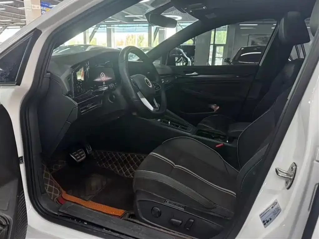 Volkswagen Golf 2023 из CN, фото 2