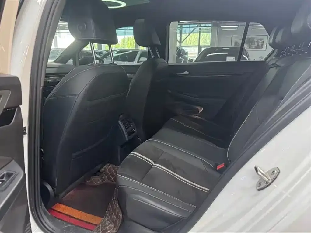 Volkswagen Golf 2023 из CN, фото 8