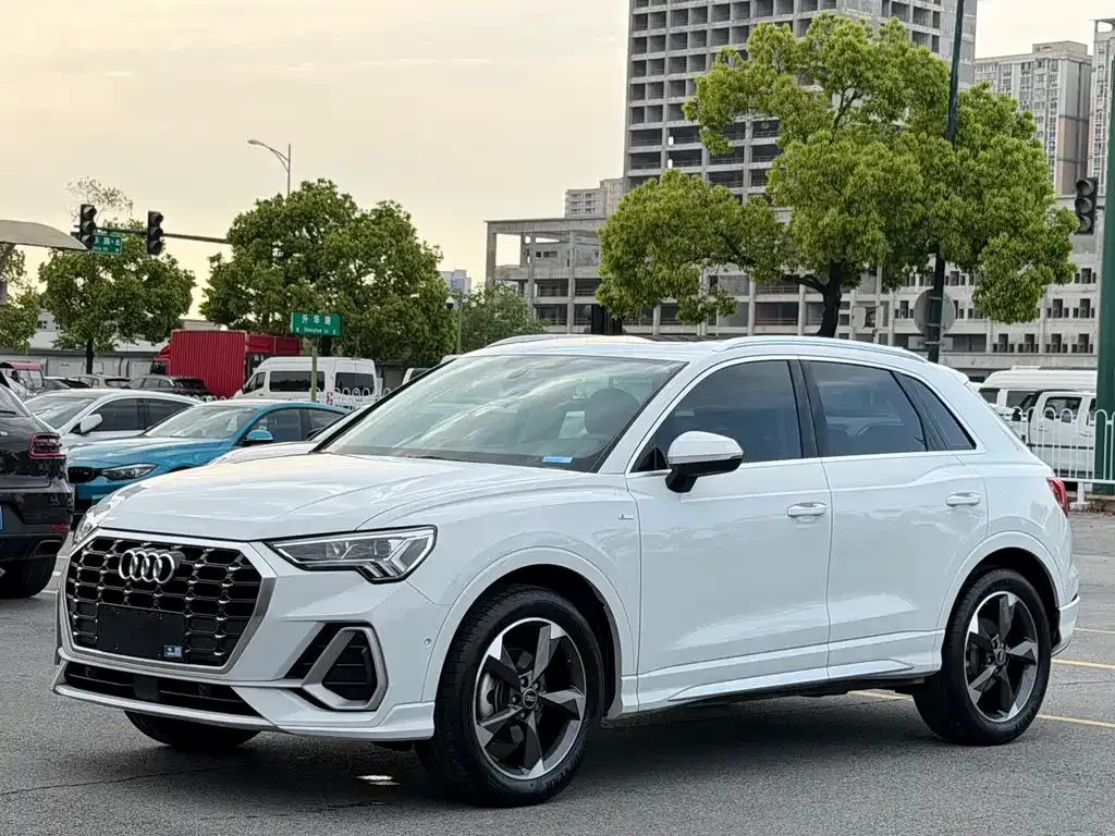Audi Q3 — фото 1