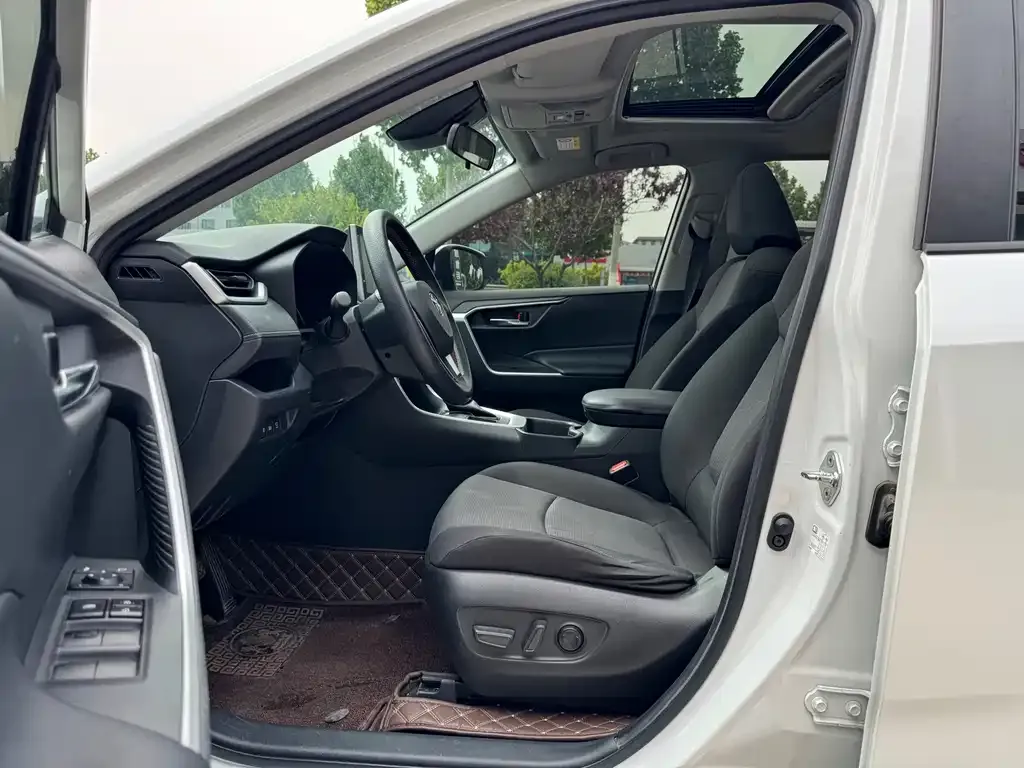 Toyota RAV4 2021 из CN, фото 2