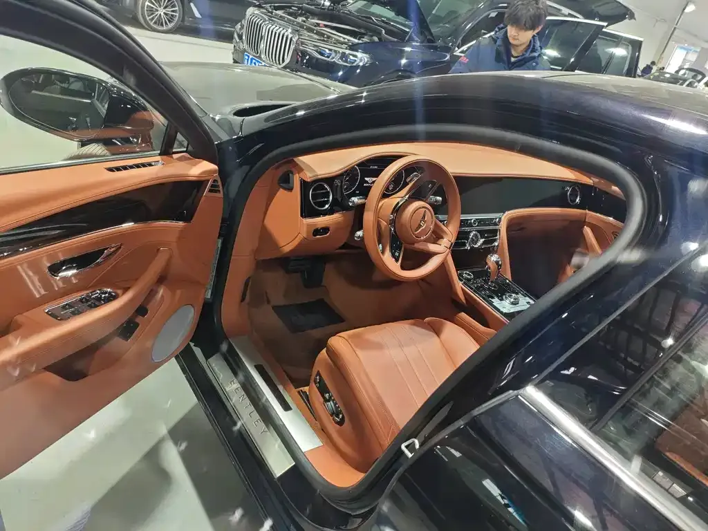Bentley Flying Spur 2023 из CN, фото 5