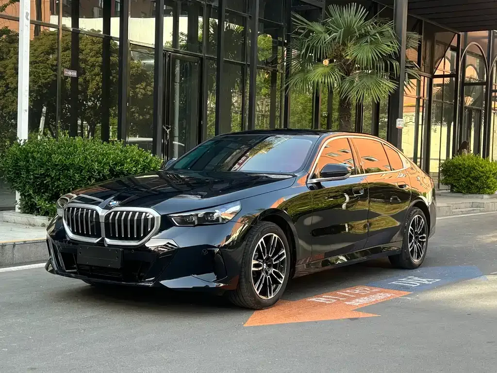 BMW 5 Series — фото 1