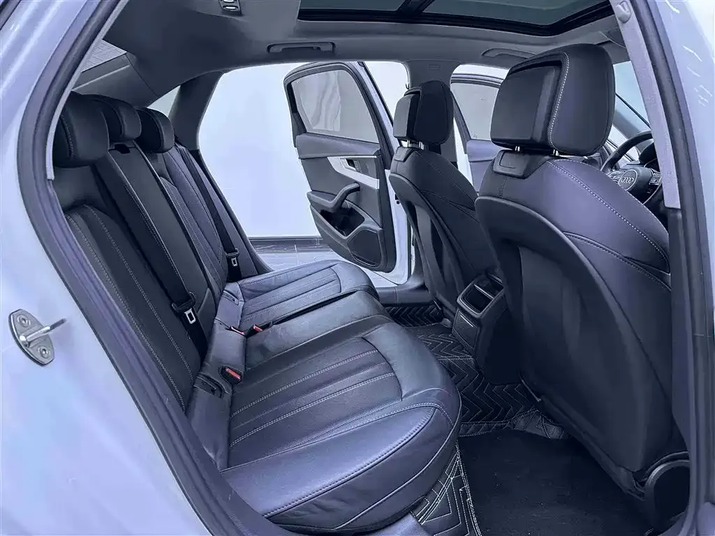 Audi A4L 2022 из CN, фото 8
