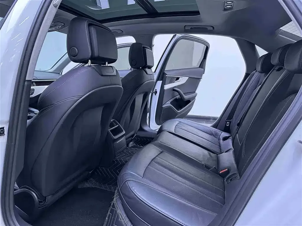 Audi A4L 2022 из CN, фото 4
