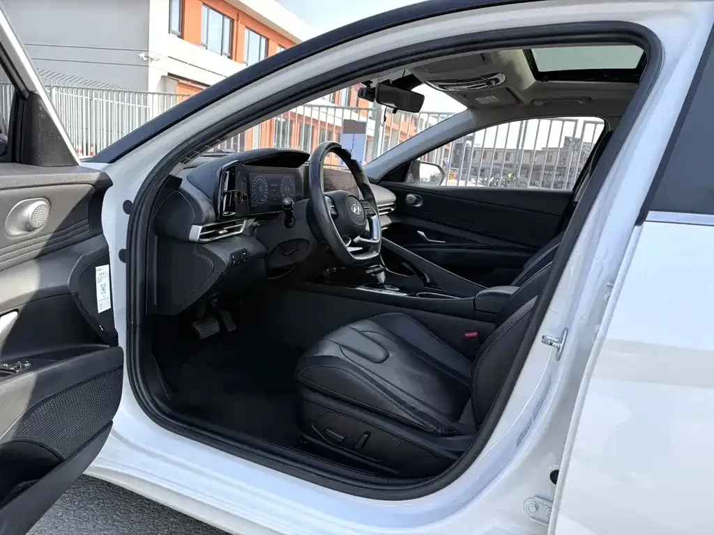 Hyundai Elantra — фото 3