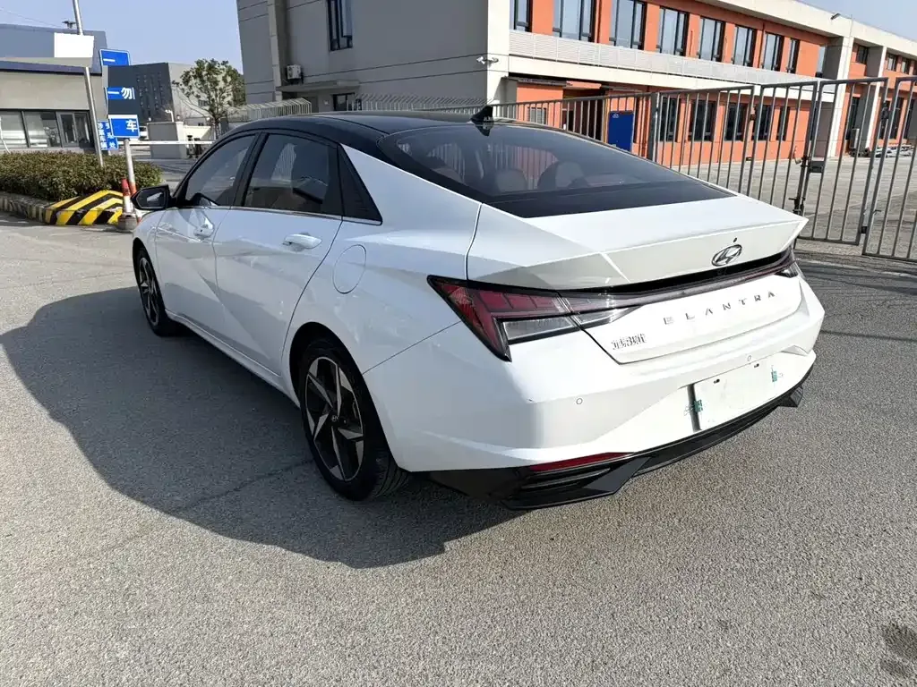 Hyundai Elantra — фото 7