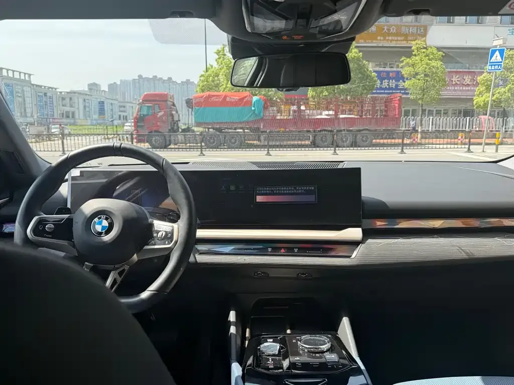 BMW 5 Series 2025 из CN, фото 3