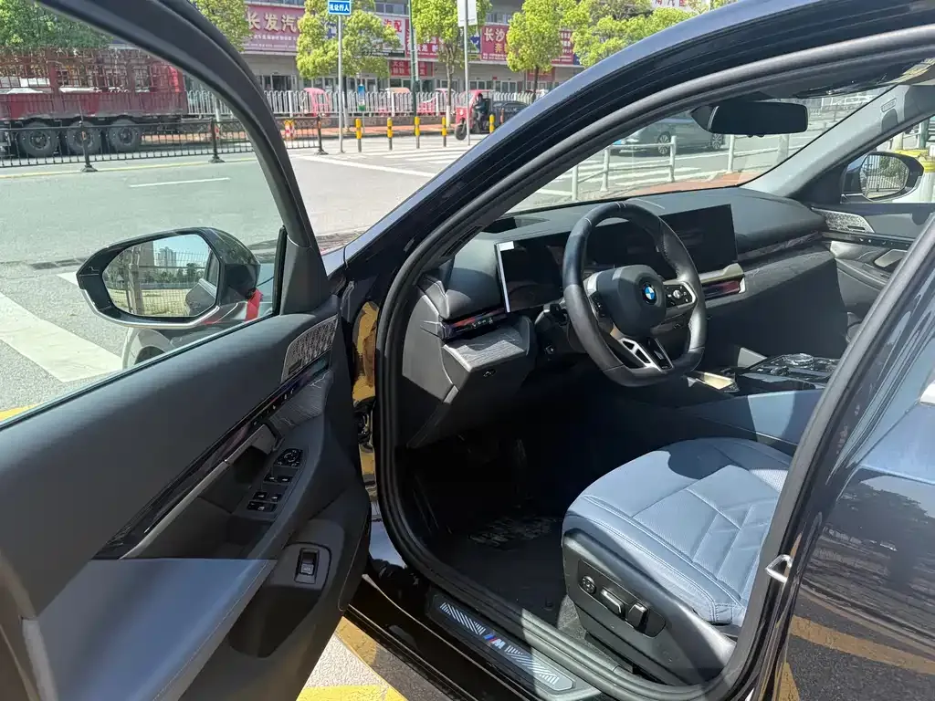 BMW 5 Series 2025 из CN, фото 9
