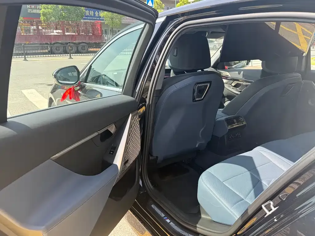 BMW 5 Series 2025 из CN, фото 4