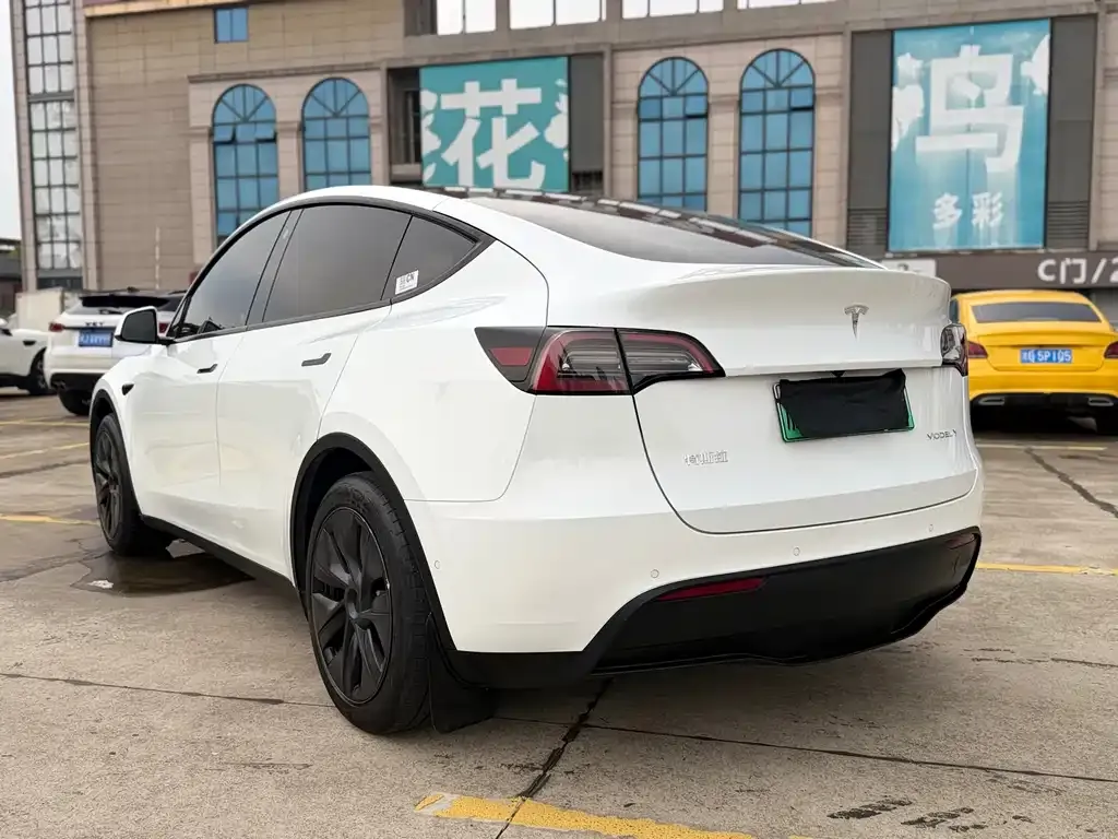 Tesla Model Y — фото 9