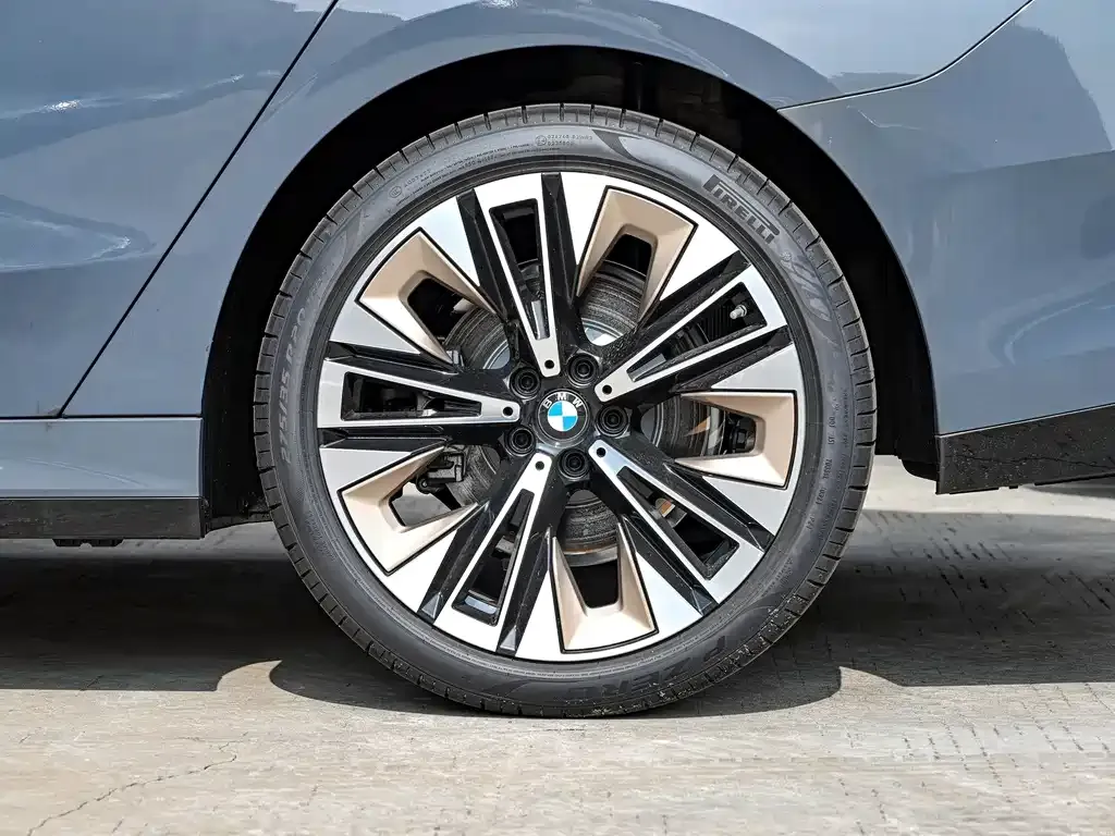 BMW 5 Series 2024 из CN, фото 10