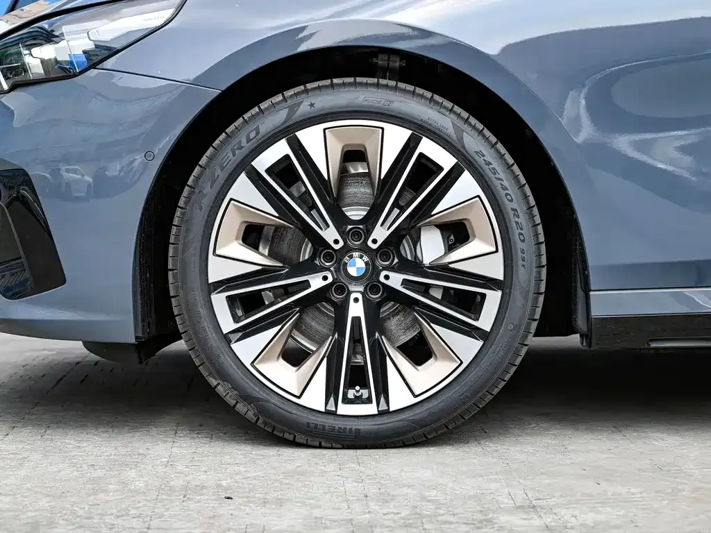 BMW 5 Series 2024 из CN, фото 9