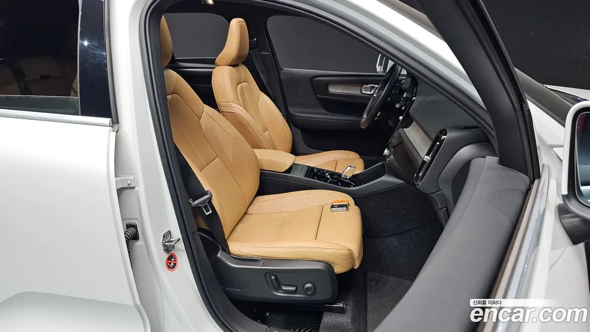 Volvo XC40 — фото 9