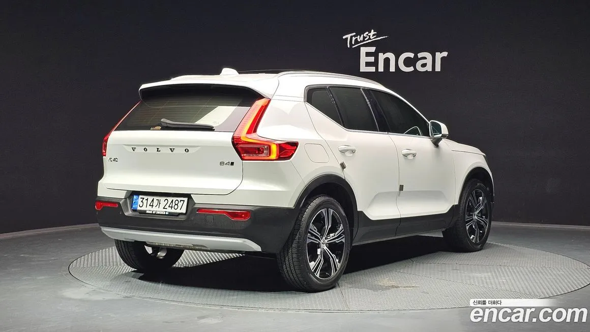 Volvo XC40 — фото 8