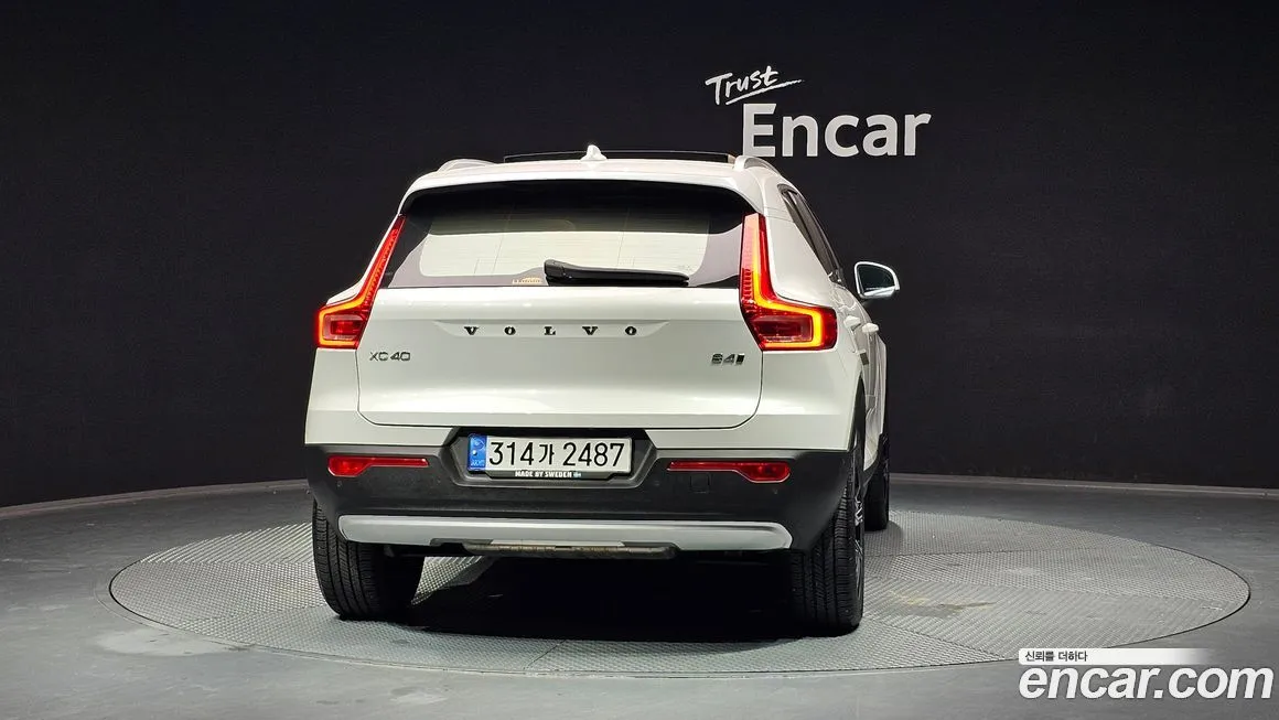 Volvo XC40 — фото 3