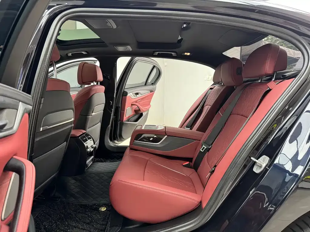 BMW 5 Series 2023 из CN, фото 7