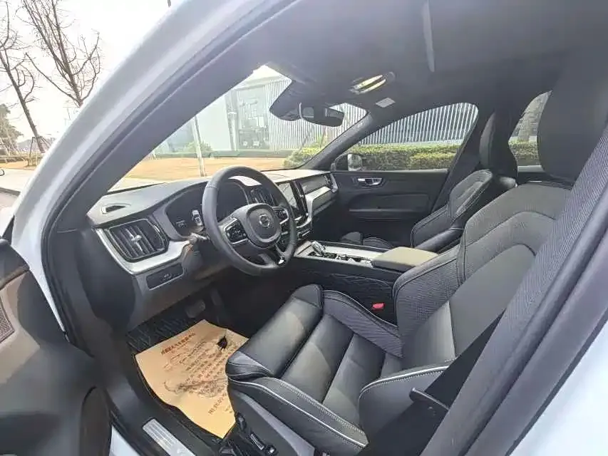 Volvo XC60 2024 из CN, фото 2