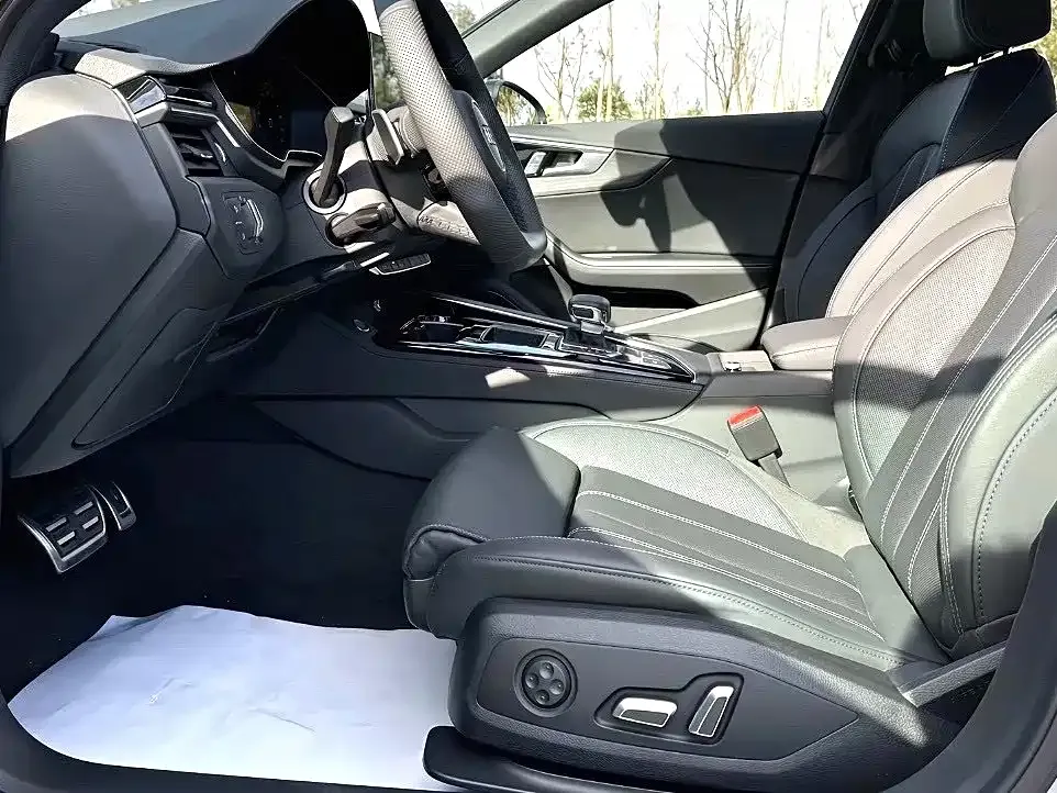 Audi A4L 2024 из CN, фото 2
