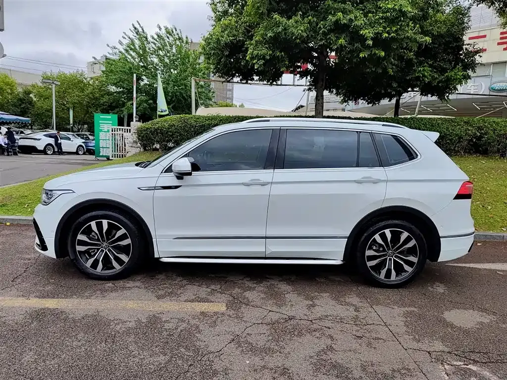 Volkswagen Tiguan L — фото 10