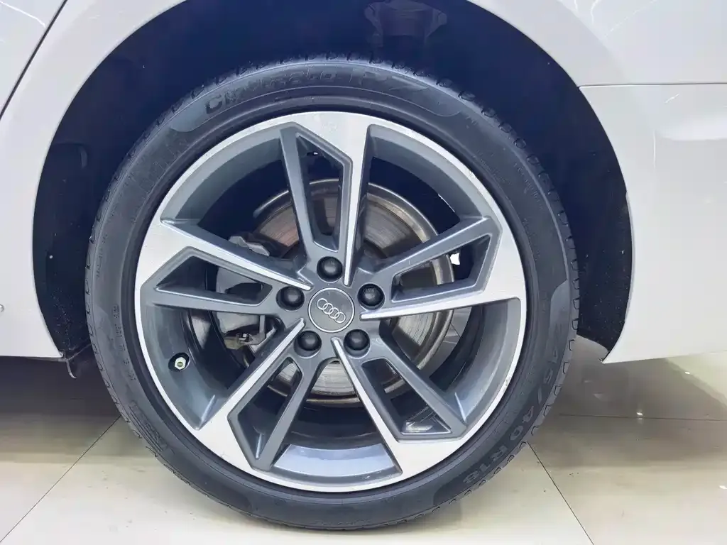 Audi A4L 2021 из CN, фото 3
