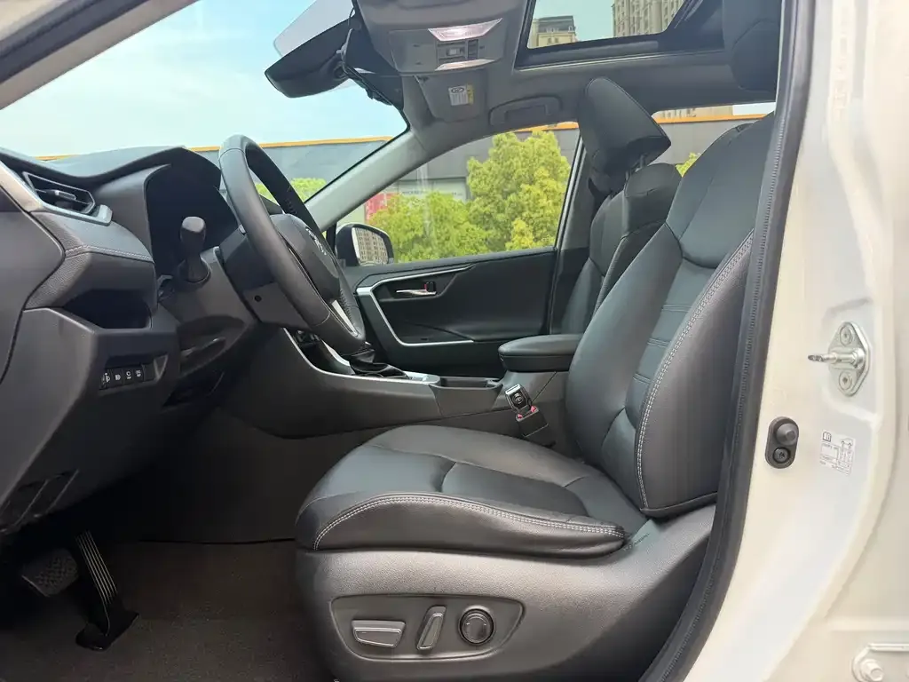 Toyota RAV4 2023 из CN, фото 6